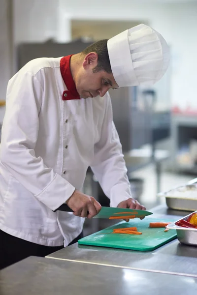 Chef cortando legumes com faca — Fotografia de Stock