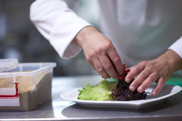 Koch in Hotelküche bereitet Essen zu — Stockfoto