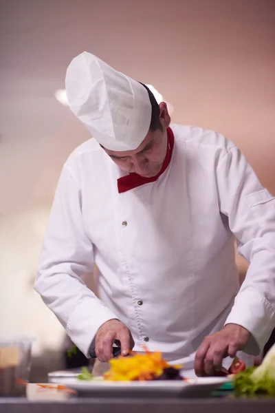 Chef en la cocina del hotel preparando y decorando la comida —  Fotos de Stock