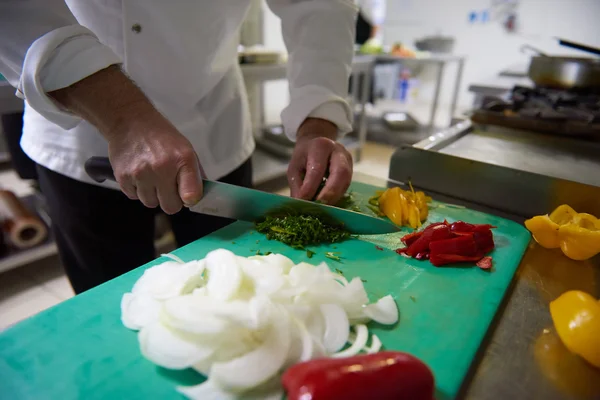 厨师用刀切蔬菜 — 图库照片