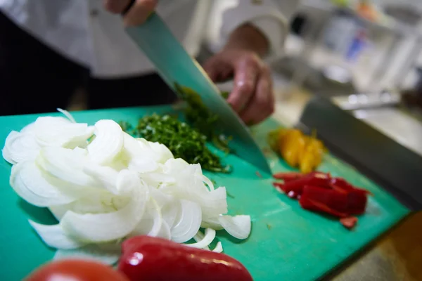 Chef-kok snijden van groenten met mes — Stockfoto