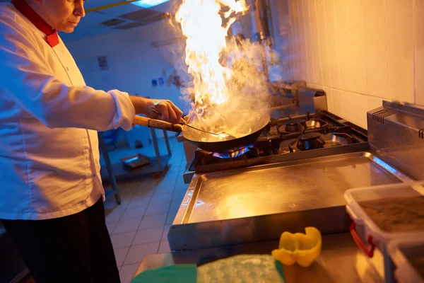 Chef in kitchen prepare food with fire — Stock Photo, Image