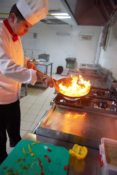 Chef en cuisine préparer des aliments avec le feu — Photo