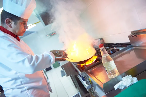 Chef en cuisine préparer des aliments avec le feu — Photo