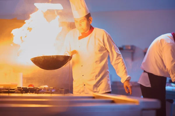 Szef kuchni przygotować jedzenie z ogniem — Zdjęcie stockowe
