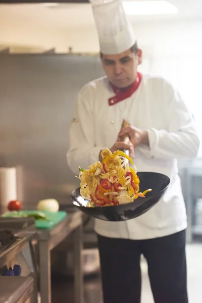 Koch in Hotelküche bereitet Essen zu — Stockfoto