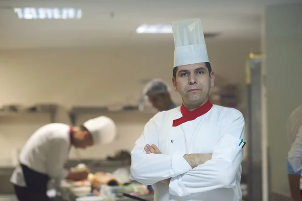Koch in der Hotelküche — Stockfoto