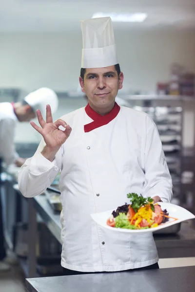 Chef nella cucina dell'hotel — Foto Stock