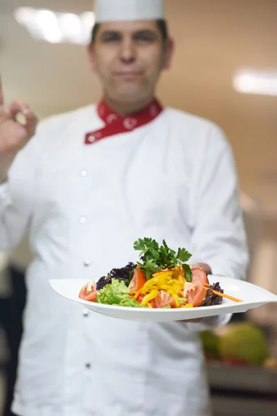 Chef na cozinha do hotel — Fotografia de Stock