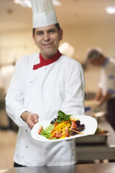 Chef en la cocina del hotel —  Fotos de Stock