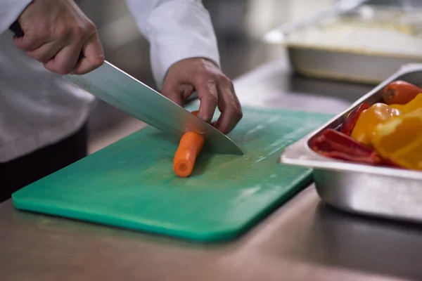 Chef en la cocina del hotel rebanando verduras —  Fotos de Stock