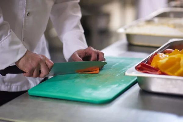 Chef en la cocina del hotel rebanando verduras — Foto de Stock