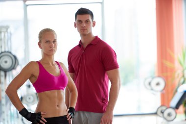 eğitmen ile sportif kadın