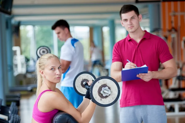 Mulher com treinamento levantamento de pesos exercício — Fotografia de Stock