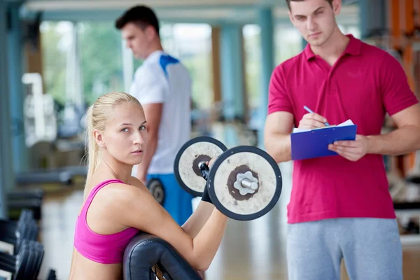 Mulher com treinamento levantamento de pesos exercício — Fotografia de Stock