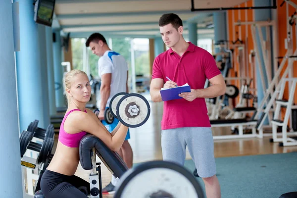 Mulher com treinamento levantamento de pesos exercício — Fotografia de Stock