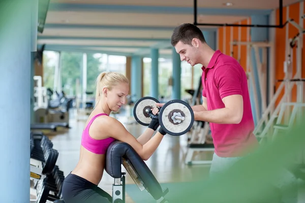Mujer con entrenador ejercicios de levantamiento de pesas —  Fotos de Stock