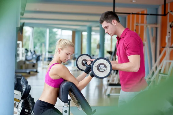 Mulher com treinamento levantamento de pesos exercício — Fotografia de Stock