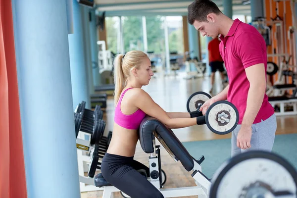 Femme avec entraîneur haltères d'exercice levage — Photo