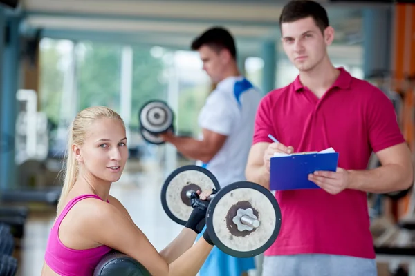 Joven mujer deportiva con entrenador —  Fotos de Stock