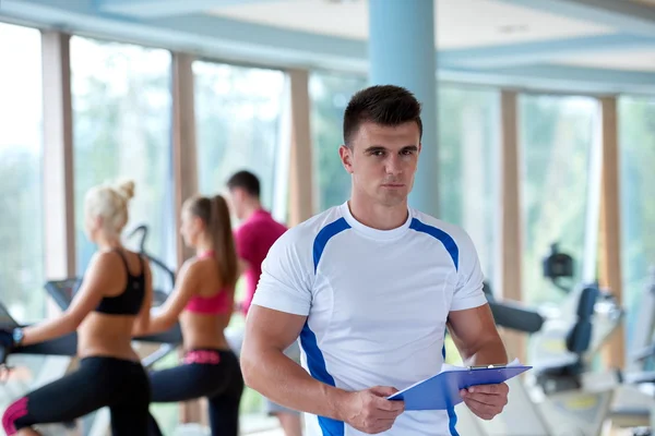 Personas en gimnasio de fitness —  Fotos de Stock