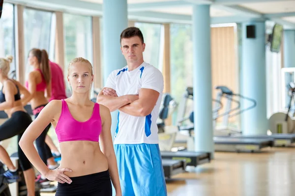 Grupo de pessoas na academia de fitness — Fotografia de Stock