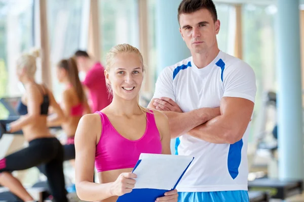 Groep mensen in fitness gym — Stockfoto
