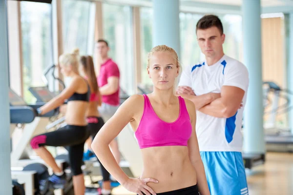 Grupp människor i fitness gym — Stockfoto