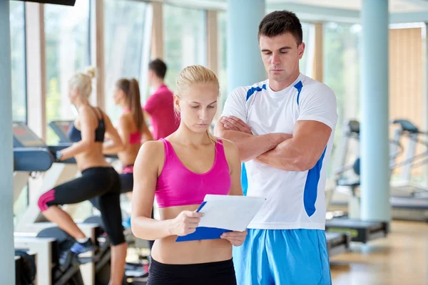 Grupo de pessoas na academia de fitness — Fotografia de Stock