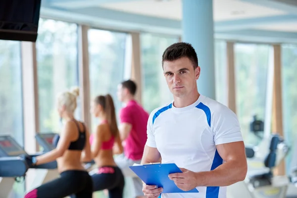 Grupo de personas en gimnasio de fitness —  Fotos de Stock