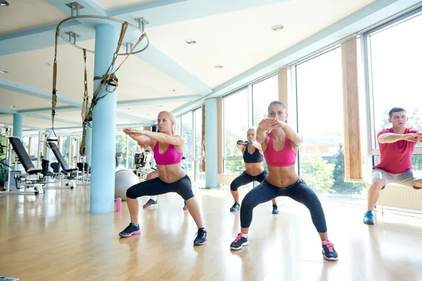 Gente haciendo ejercicio en un gimnasio —  Fotos de Stock