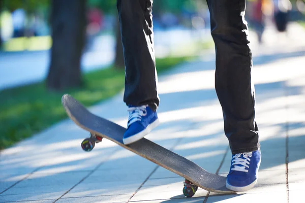 Close-up van skateboard-stap-springen — Stockfoto