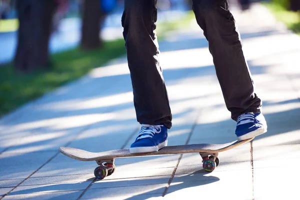 Close-up van skateboard-stap-springen — Stockfoto