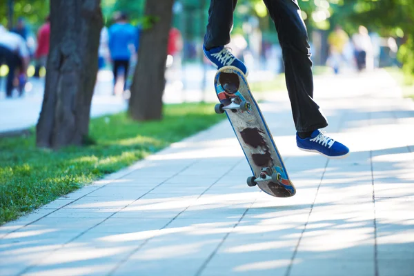 Detailní záběr na skateboardu skok — Stock fotografie