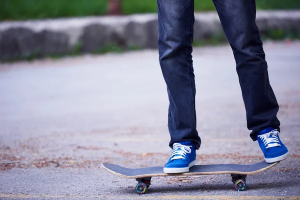 Close-up van skateboard-stap-springen — Stockfoto