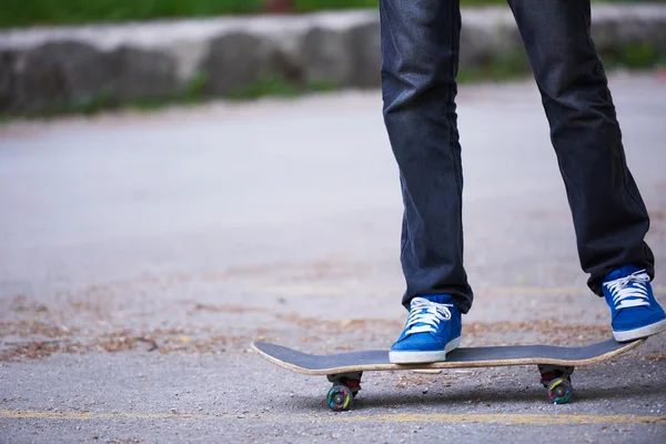 Close-up van skateboard-stap-springen — Stockfoto