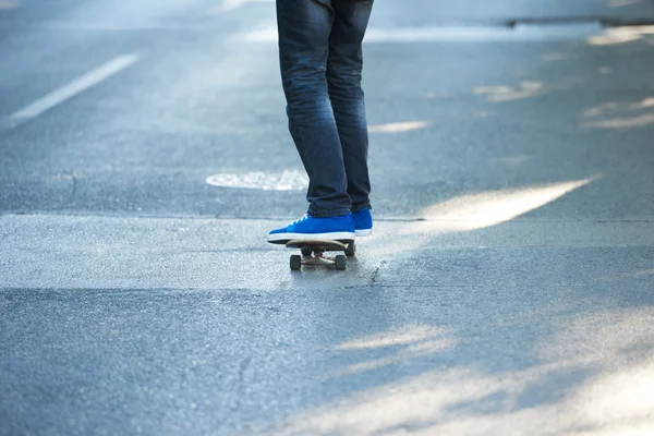 Close-up van skateboard-stap-springen — Stockfoto