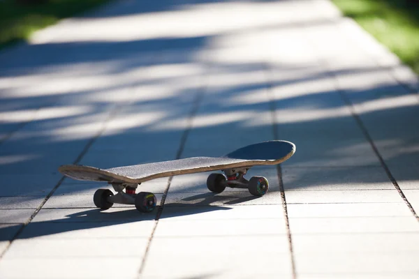 Παλαιά χρησιμοποιημένη skateboard στην οδό — Φωτογραφία Αρχείου