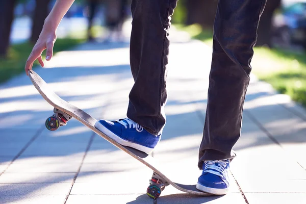 Close-up van skateboard-stap-springen — Stockfoto