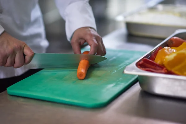 Chef dans la cuisine de l'hôtel tranchant des légumes — Photo