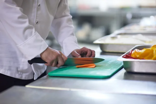 Chef dans la cuisine de l'hôtel tranchant des légumes — Photo