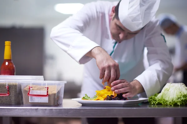 Chef preparar e decorar alimentos — Fotografia de Stock