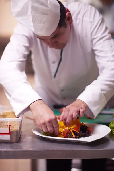 Szef Kuchni Hotelu Przygotowuje Dekorowanie Jedzenie Pyszne Warzywa — Zdjęcie stockowe