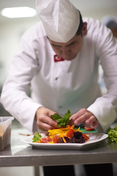 Koch Der Hotelküche Zubereiten Und Dekorieren Von Speisen Leckeres Gemüse — Stockfoto