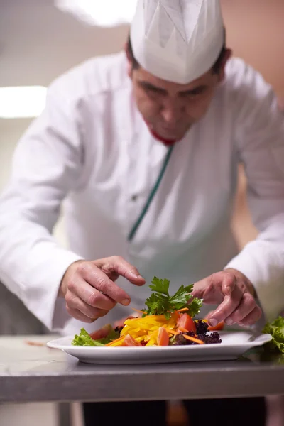 Chef preparar e decorar alimentos — Fotografia de Stock