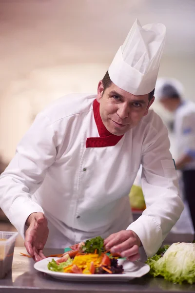 Chef préparant et décorant des aliments — Photo