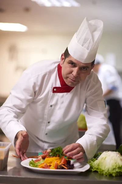Chef Cozinha Hotel Preparar Decorar Alimentos Legumes Deliciosos — Fotografia de Stock