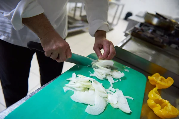 Chef Cocina Del Hotel Rebanando Verduras Con Cuchillo —  Fotos de Stock