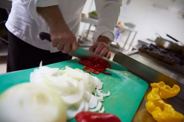 Chef en la cocina del hotel rebanando verduras —  Fotos de Stock