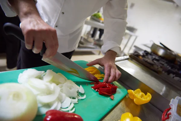 Šéfkuchař v hotelové kuchyni krájení zeleniny — Stock fotografie